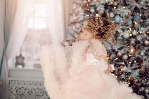 Noel Ağacı Şenlikli Elbiseli Arka Plan Üzerinde Iplik Kız Çocuk — Stok fotoğraf