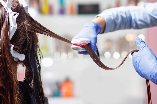 Procedimento de alisamento de cabelo de queratina e restauração, saturação com proteínas — Fotografia de Stock