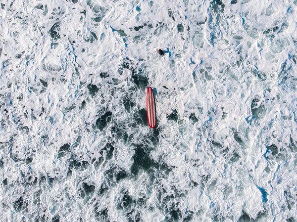 Tabla de surf en medio del océano, espuma de agua turquesa hirviendo — Foto de Stock
