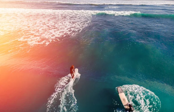 Equipo Amigos Trajes Neopreno Surfeando Agua Azul Foto Aérea — Foto de Stock