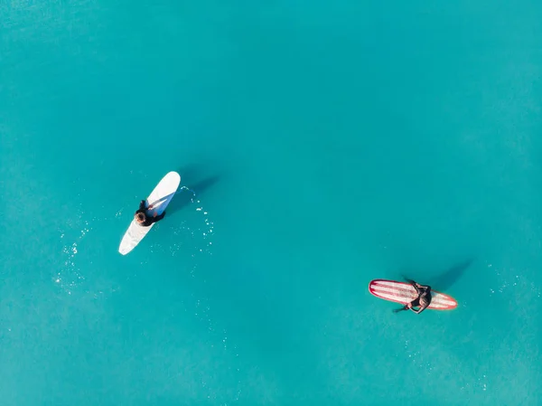 Surfista parte superior de la ola en el océano, vista superior aeria — Foto de Stock