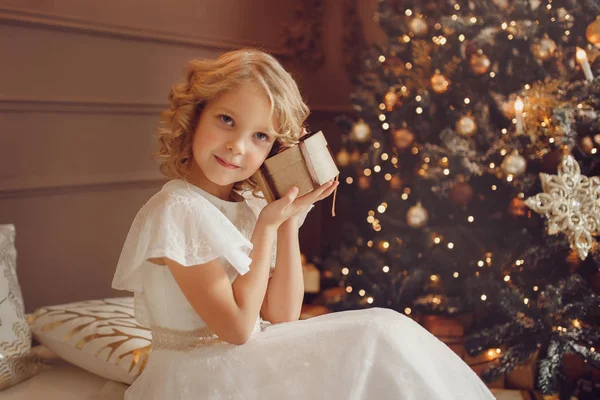 Menina criança em belo Natal decorado — Fotografia de Stock