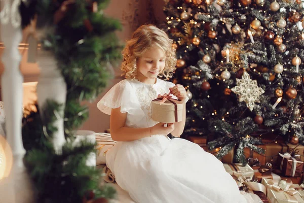 Dziecko dziewczynka w piękne świąteczne zdobione — Zdjęcie stockowe