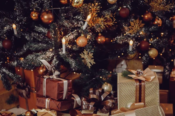 Χριστουγεννιάτικο δέντρο μεγέθυνση σε όμορφη ακριβό καφέ ξύλινα — Φωτογραφία Αρχείου