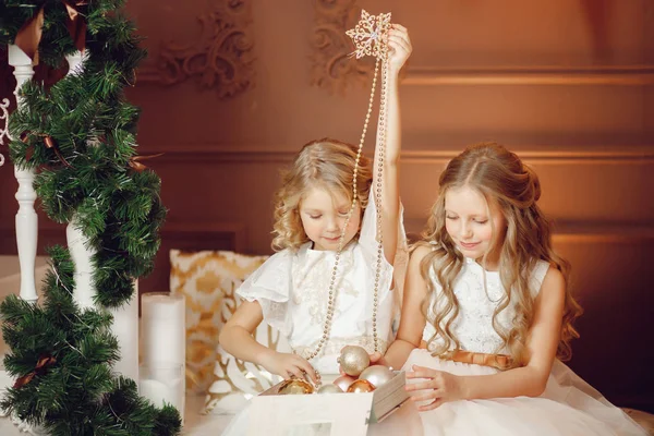 Duas meninas angelicais pouco humor de Natal — Fotografia de Stock