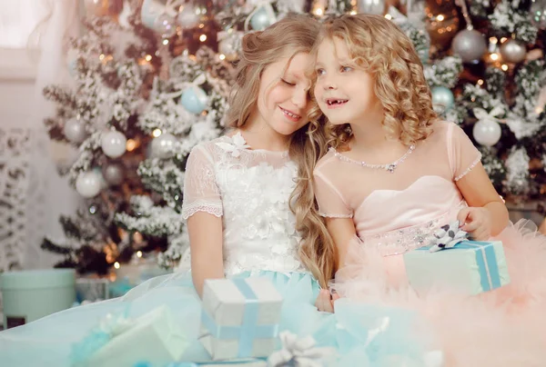 Dwie dziewczynki anielski świąteczny nastrój — Zdjęcie stockowe