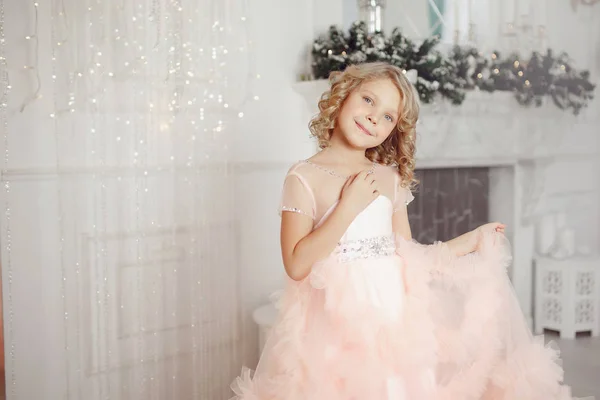 Menina criança em belo Natal decorado — Fotografia de Stock