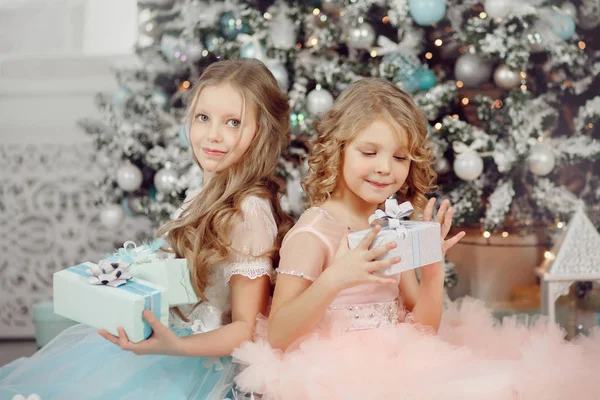 两个天使般的小女孩圣诞节的心情 — 图库照片
