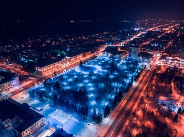 Tomsk nigth aydınlatma cityscape Sibirya, Rusya Federasyonu. Tom Nehri
