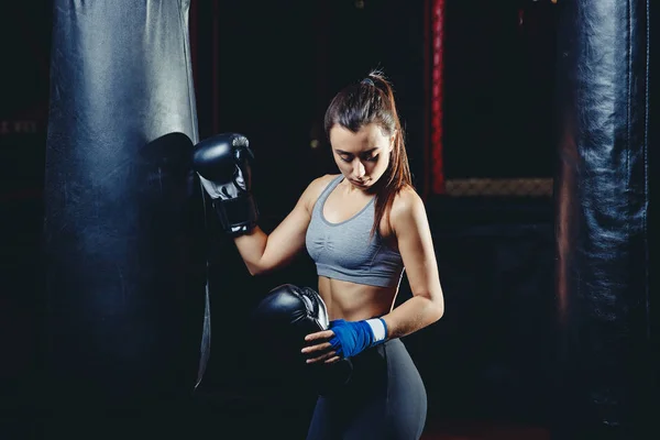 Boxeadora Deportiva Con Guantes Pie Estudio Boxeo — Foto de Stock