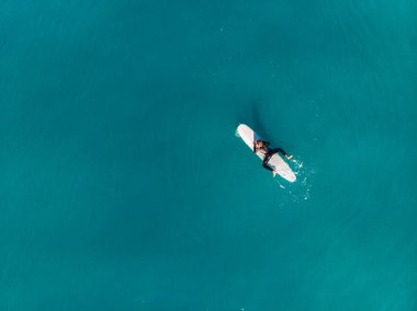 Sörfçü dalga okyanus, üstten görünüm havadan fotoğraf, tropikal su