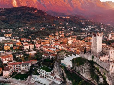 Lago Gölü Garda - Malcesine Köyü manzarası.