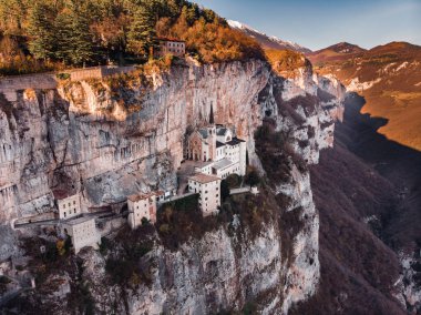 Madonna della Corona Sığınağı, İtalya