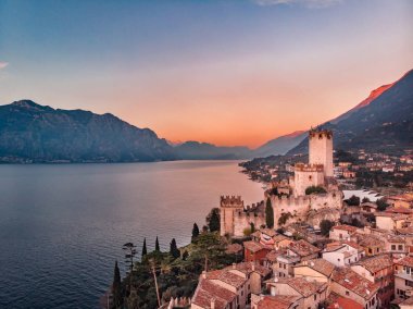 Lago Gölü Garda - Malcesine Köyü manzarası.