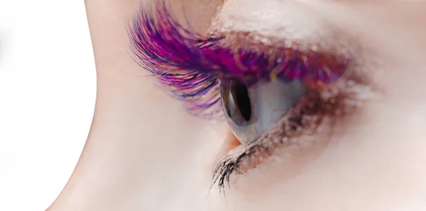 Procedura Estensione Delle Ciglia Bella Donna Con Lunghi Capelli Colorati — Foto Stock