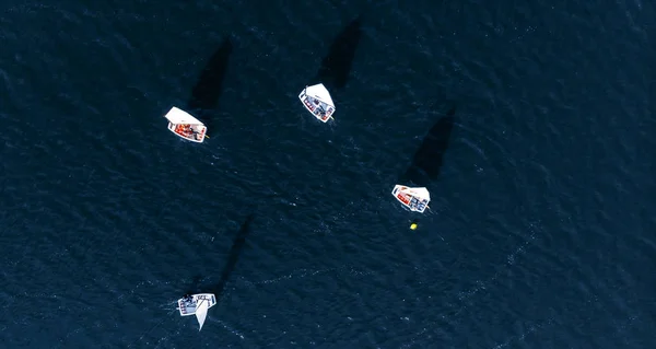 Competições aéreas drone esporte iates brancos e barcos na água azul do mar . — Fotografia de Stock