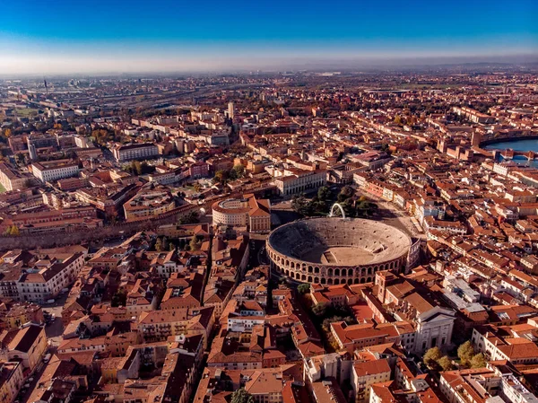 Luchtfoto Cityscape Verona stad en drone Arena, Italië. — Stockfoto