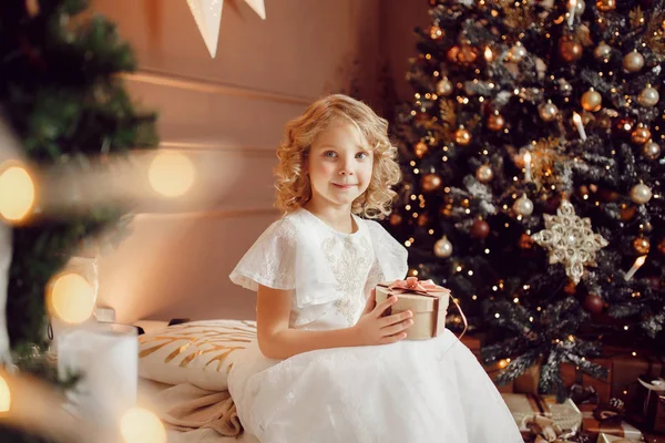 Kız çocuk güzel Noel dekore edilmiş — Stok fotoğraf