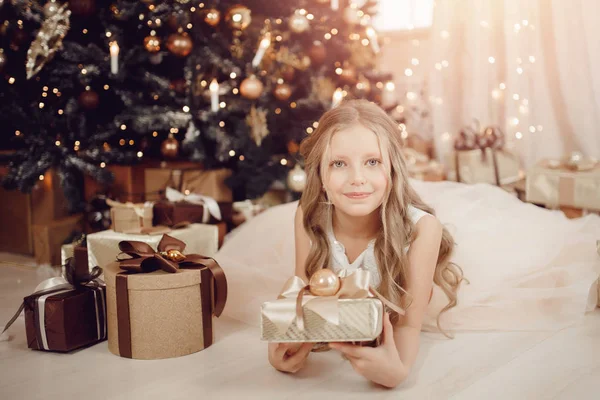 Menina criança em belo Natal decorado — Fotografia de Stock