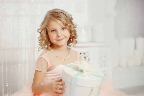 Menina criança em belo Natal decorado — Fotografia de Stock