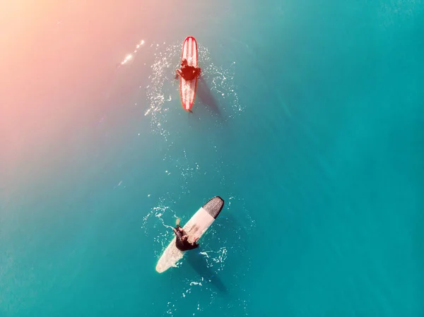 Surfista parte superior de la ola en el océano, vista superior aeria — Foto de Stock