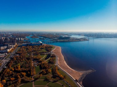 Stadyum St. Petersburg. Zenit-Arena. Finlandiya Körfezi. Berrak sonbahar günü. Mavi gökyüzü. Yaya Köprüsü. Otoban. Üstten görünüm.