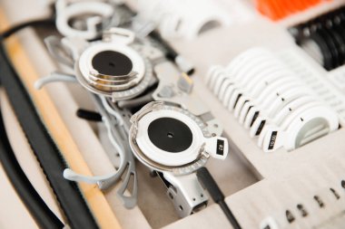 Optik gözlük çerçeveleri göz doktoruna donatımın vardır