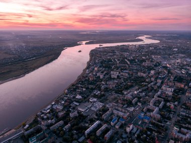 Panoramik şehir sonbahar, Tom nehir. Uçağı hava üstten görünüm.