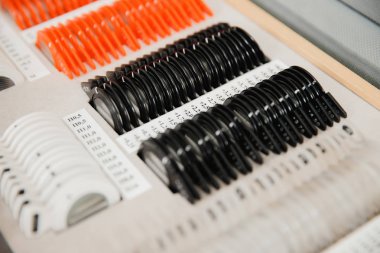 Optik gözlük çerçeveleri göz doktoruna donatımın vardır