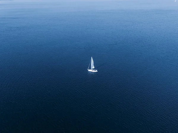 Luchtfoto drone wedstrijden sport witte jachten en boten op het blauwe water van de zee. — Stockfoto