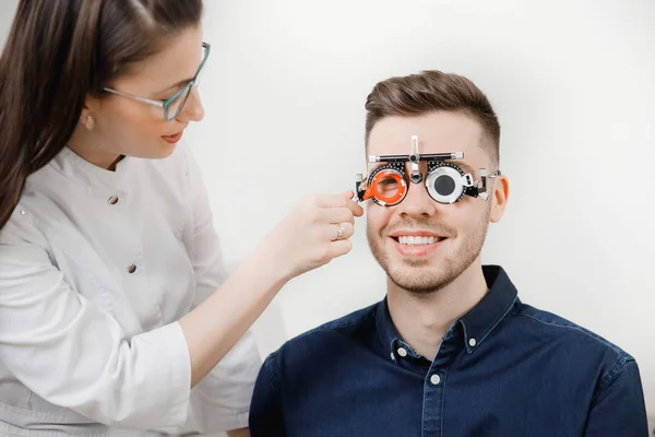 Slit lamp öga oculist läkare kontroll hornhinnan och näthinnan examen oftalmolog — Stockfoto