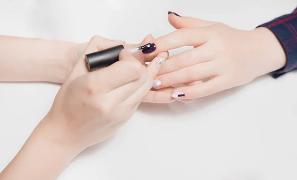 Doux bien entretenu mains féminines de maître manucure dans le salon de beauté appliquer ongles de revêtement de gel — Photo