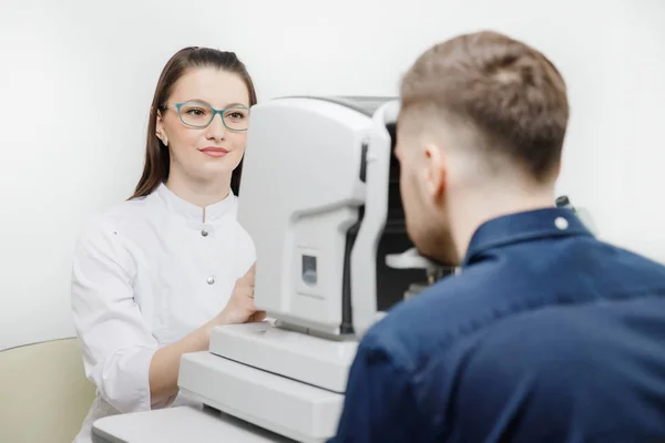 Slit lamp öga oculist läkare kontroll hornhinnan och näthinnan examen oftalmolog — Stockfoto