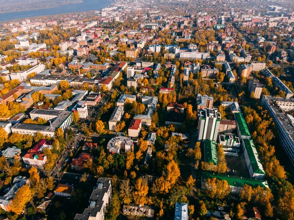 Panoramablick auf die Stadt Herbst, Tom River. Drohnen-Luftaufnahme. — Stockfoto