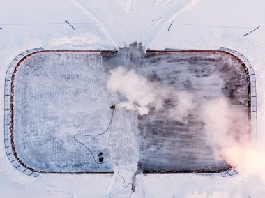 Üstten görünüm dron adam buz pateni için spor kutusunu soğuk su dökülen.