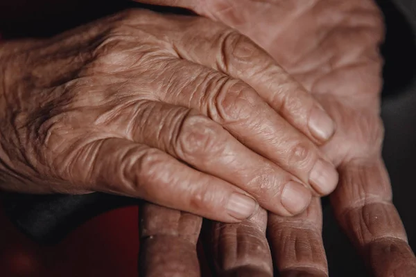 Äldre par, man håller kvinna händer kärlek. — Stockfoto
