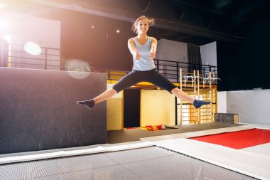 Genç kadın sporcu fitness Club trambolin üzerinde atlama