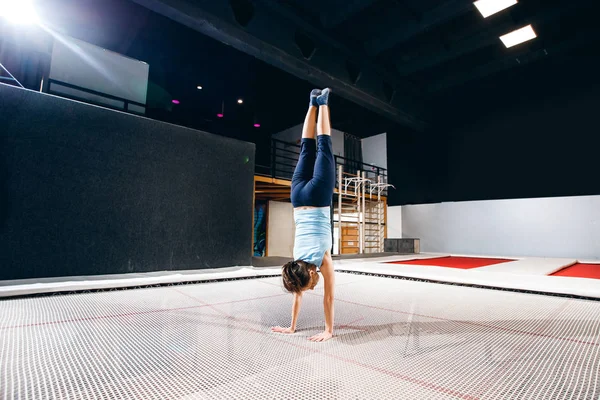 Молода жінка спортсменка стрибає на клубному батуті — стокове фото