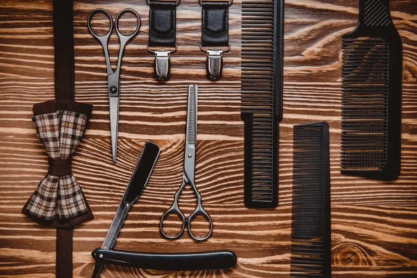 Afeitado y aseo de accesorios vintage en la peluquería — Foto de Stock