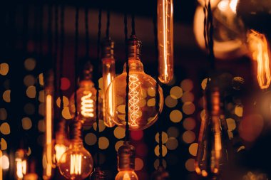 Edison retro lamba karanlık bokeh arka plan ayarla