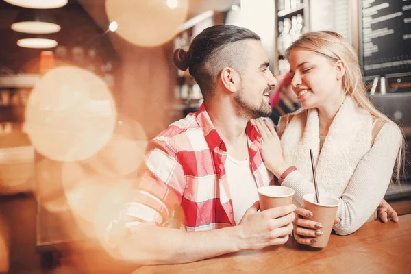 Glückliches junges Paar, das sich im Café trifft, Kaffee trinkt. — Stockfoto