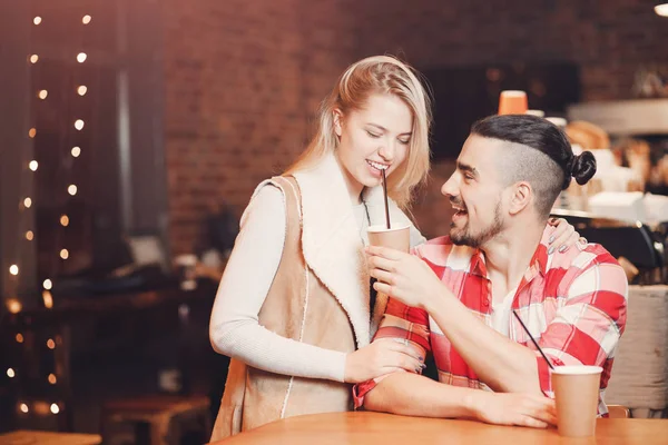 Kerl behandelt teilt seinen Drink im Café mit Mädchen — Stockfoto