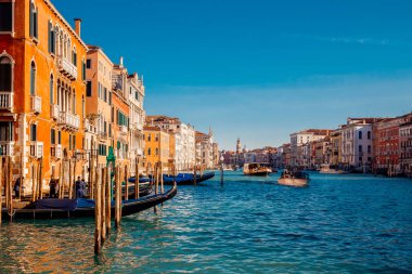 Venice, İtalya - 29 Kasım 2018: Gondol ve su tramvaylar Grand Canal, su trafik güneşli bir gün.