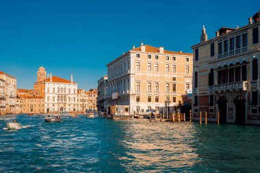 Venice, İtalya - 29 Kasım 2018: Gondol ve su tramvaylar Grand Canal, su trafik güneşli bir gün.