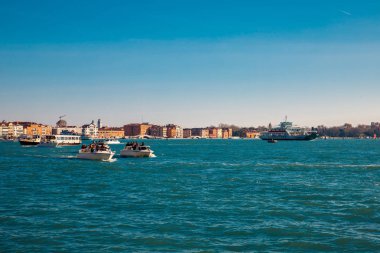 Venice, İtalya - 29 Kasım 2018: Gondol ve su tramvaylar Grand Canal, su trafik güneşli bir gün.