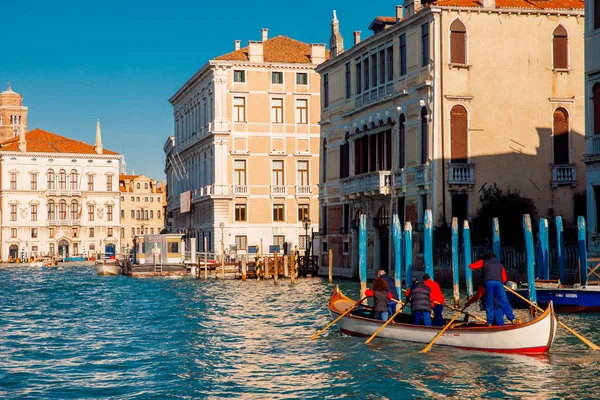 Venecia, ITALIA Gran Canal, día soleado . — Foto de Stock