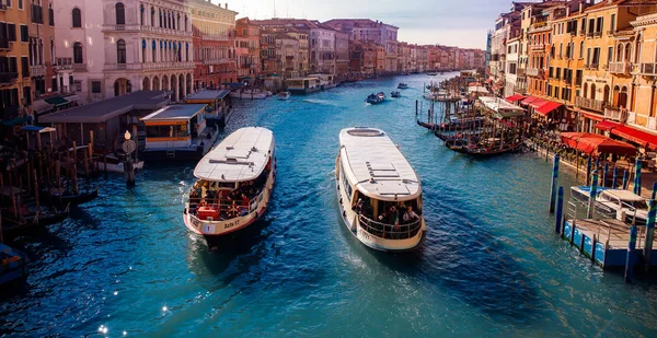 Venecia, ITALIA Gran Canal, día soleado . — Foto de Stock