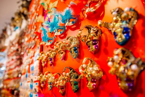 Máscaras de carnaval venezianas feitas em forma de ímãs, arte popular — Fotografia de Stock