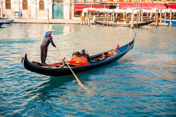 Gondolier prowadzi turystów wzdłuż kanałów — Zdjęcie stockowe
