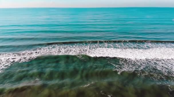 Aerail drone, vågor av havet med stora skum, surfing spot, Italien Beach av Viareggio morgon, Toscana Versilia — Stockvideo